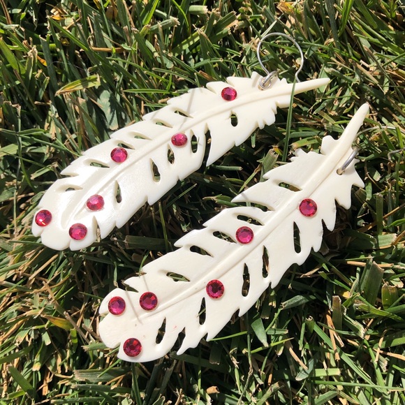 HP Boho bone feather earrings Ruby red crystals - Picture 1 of 2